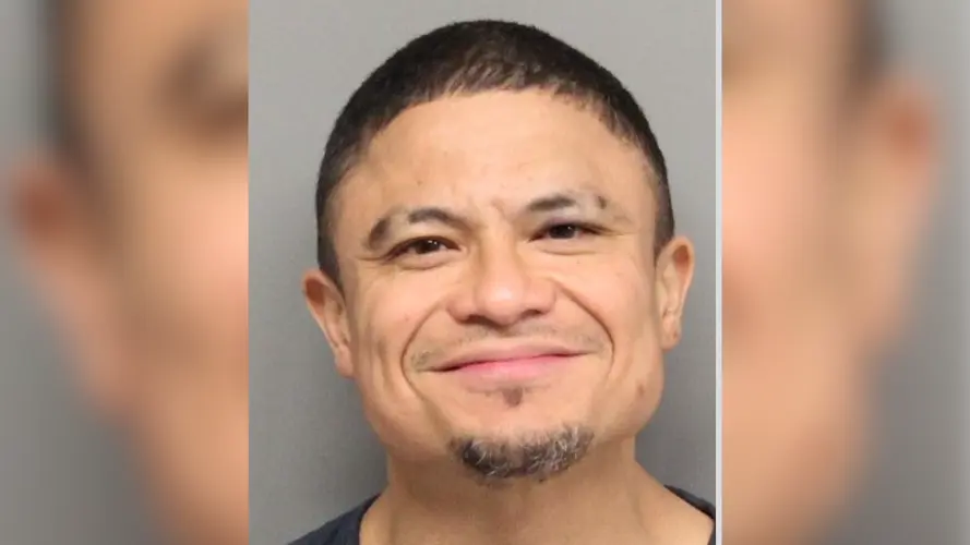 Hombre de Lincoln se roba una camioneta y choca contra letrero de preparatoria Southwest