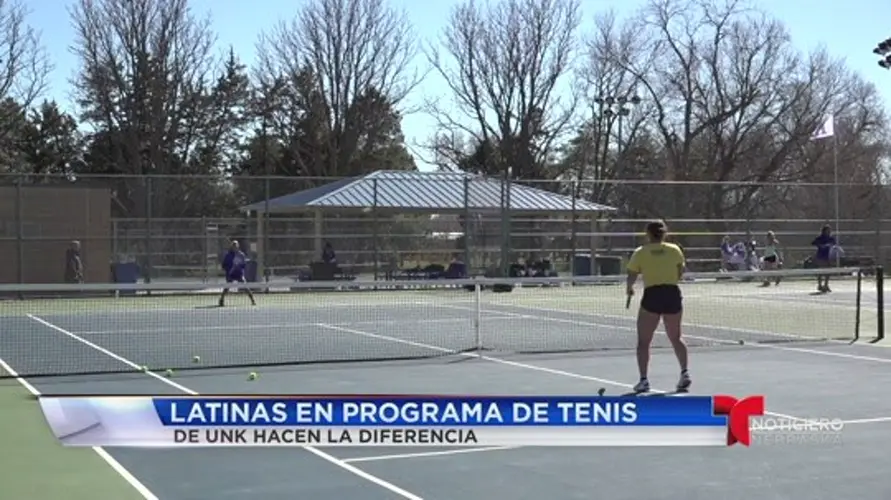 Latinas en programa de tenis de UNK hacen la diferencia