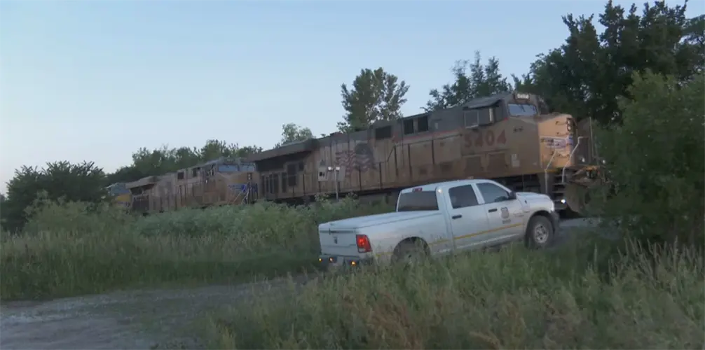 Dos docenas de vagones de tren descarrilaron en el sureste de Nebraska