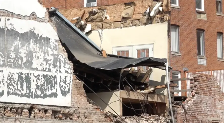 Edificio se derrumba parcialmente en el centro de Hastings