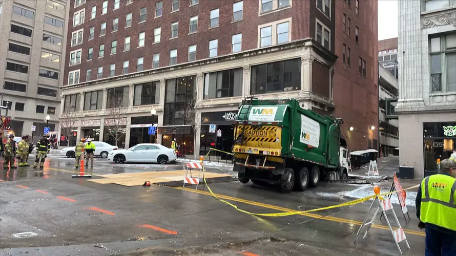 Hundimiento en el centro de Omaha genera cierre vial