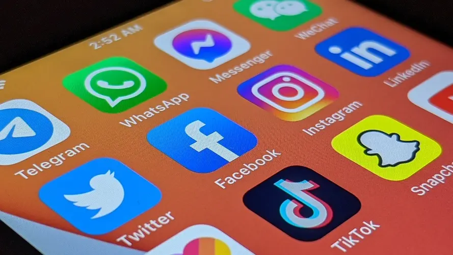 Debate en Nebraska por proyecto de ley para regular el acceso de menores a redes sociales