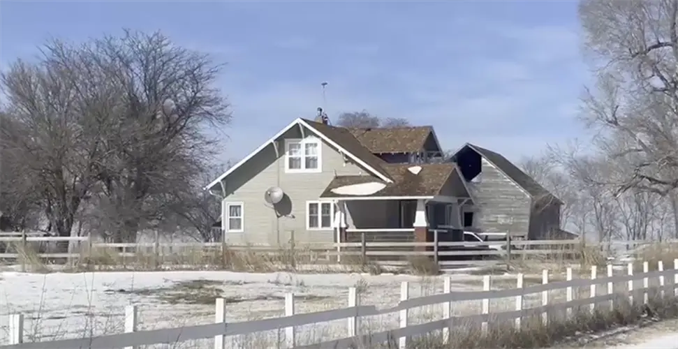 Investigan homicidio en zona rural Harvard, Nebraska, en donde una mujer fue encontrada muerta