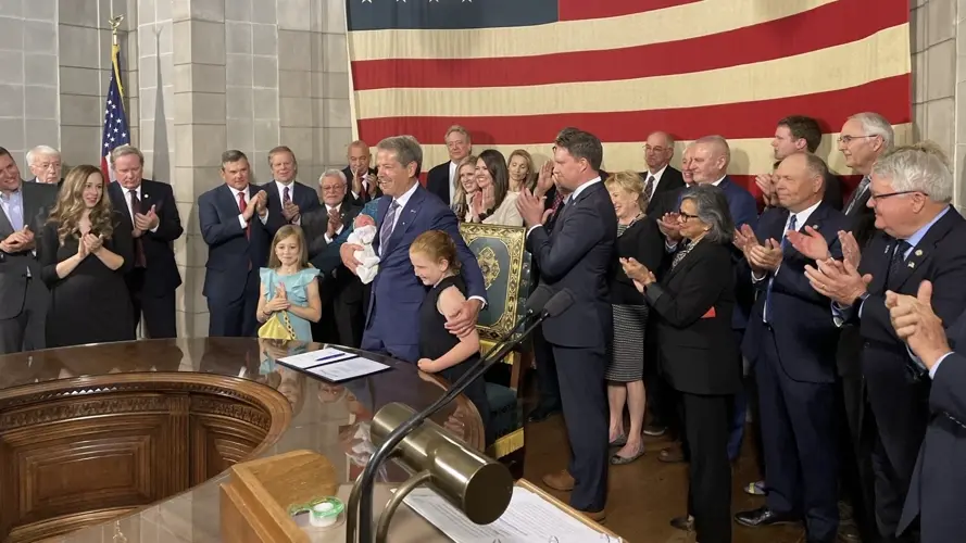 Legisladores de Nebraska avanzan con proyecto que impone nuevas restricciones a proveedores de aborto