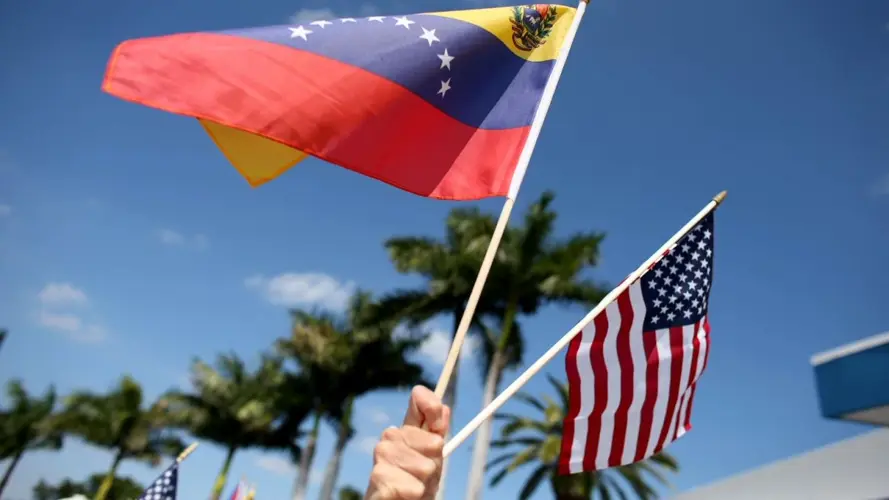 Juez federal frena intento de Trump de invalidar permisos a venezolanos con TPS