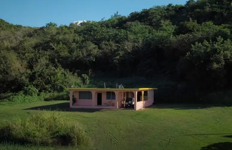Demanda contra Bad Bunny dueño de ‘La Casita’ reclama “daños emocionales”
