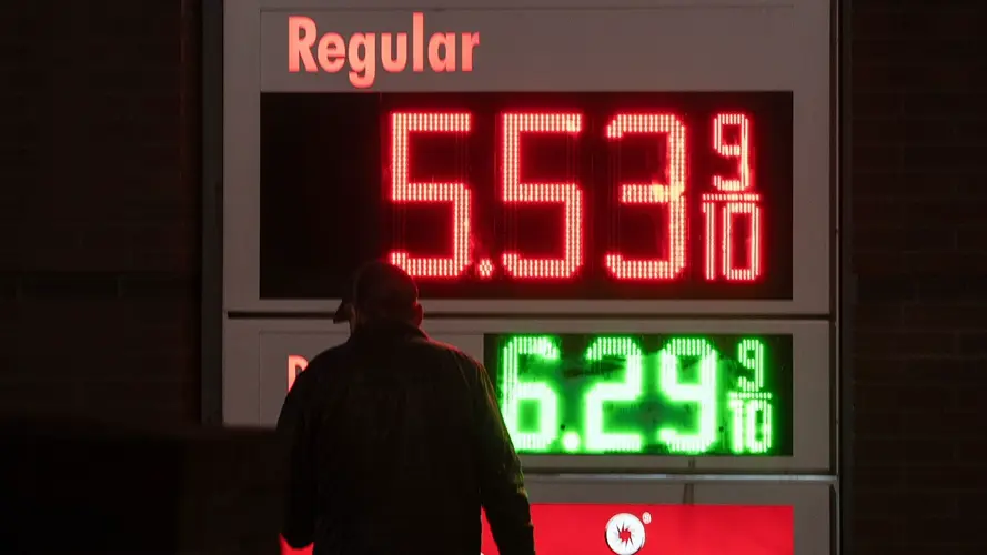 Trump propone suspender impuesto federal a la gasolina ante aumento de precios