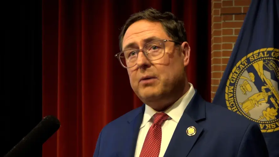 Votantes de Nebraska alzan la voz en el encuentro ciudadano de Mike Flood en Norfolk