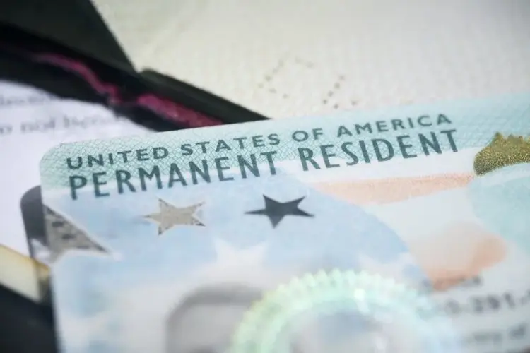 EE.UU. anuncia nueva política para solicitar la residencia permanente