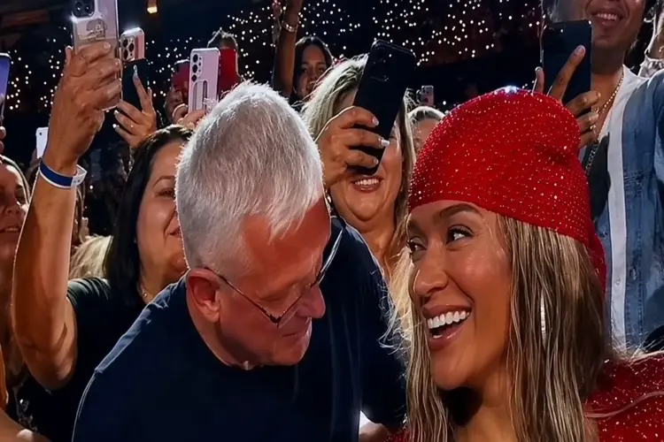 Fan de 56 años le pide matrimonio a Karol G en pleno concierto