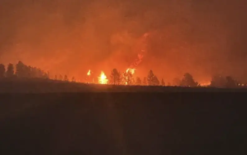 Se ordenaron nuevas evacuaciones y posibles cierres en la Carretera 20 ante el aumento de la actividad del incendio South Fork