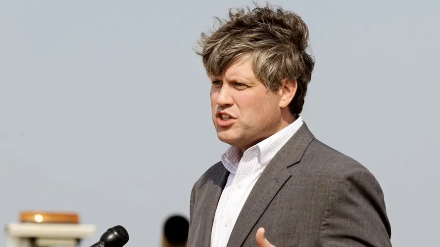 El fiscal general de Nebraska demanda a la ciudad de Lincoln por una ordenanza que restablece los aumentos del salario mínimo aprobados por los votantes.