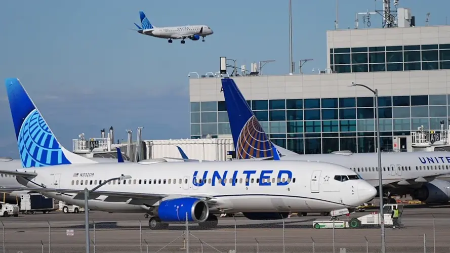 United Airlines prohibirá a pasajeros que usen audio sin audífonos