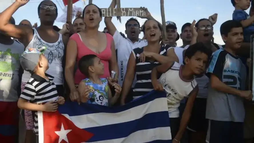 Migrantes cubanos deportados quedan varados en México