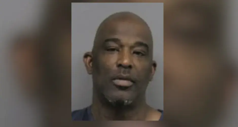 Hombre acusado de abrirle la cabeza a una mujer con un bate de metal en Lincoln