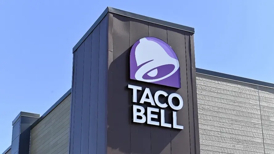 Investigan posible brote de parásito vinculado a ensaladas; Taco Bell retira algunos ingredientes