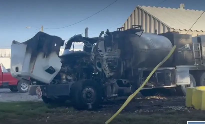 Bomberos extinguen el incendio de un camión cisterna