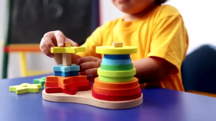Altos costos del cuidado infantil llevan a familias a tener menos hijos