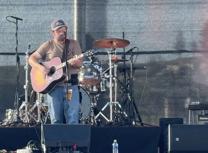 Three-act stage keeps downtown Sidney entertained