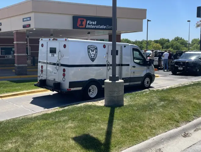 La policía investiga el robo de un camión blindado frente a un banco cerca de un centro comercial en Omaha