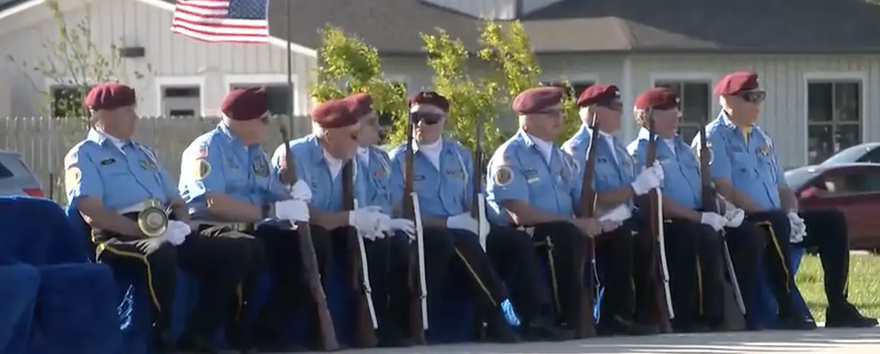 El Cementerio de Veteranos de Nebraska celebra un servicio conmemorativo del Día de los Caídos