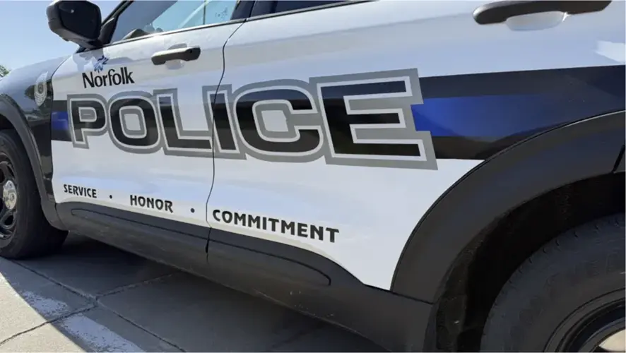 Detienen a un hombre de Norfolk por exhibirse y mirar por la ventana de un apartamento, según la policía