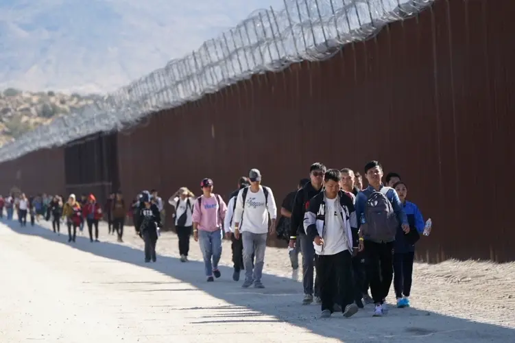 México reporta caída del 90 % en cruces irregulares hacia EE.UU.