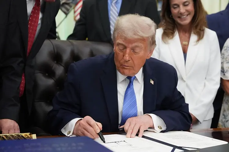 Trump firma paquete de US$ 70.000 millones para reforzar la seguridad fronteriza