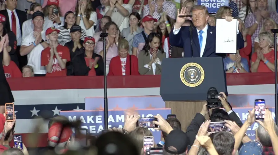 Trump rallies supporters in Grand Island, campaigns for Nebraska Republicans