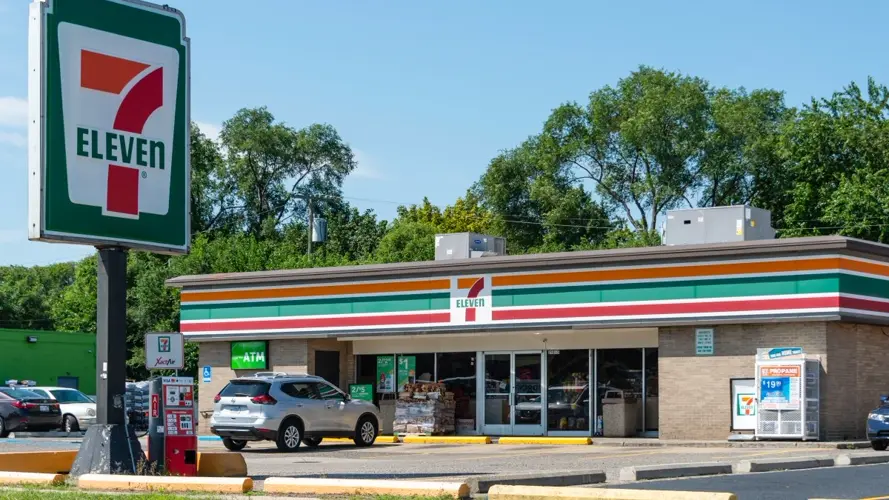 7-Eleven planea cerrar cientos de tiendas en 2026