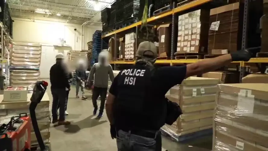 Condenan a hombre de Omaha por agredir a agentes federales durante redada