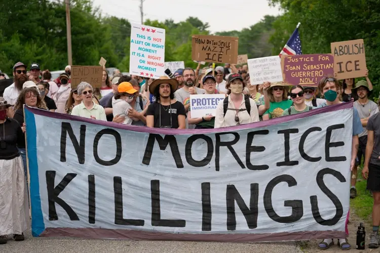 Trump administration orders ICE to suspend most vehicle stops after 2 deadly shootings
