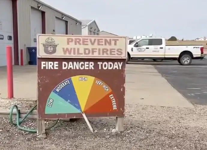 Gobernador Pillen prepara a Guardia Nacional de Nebraska ante las amenazas de incendios forestales