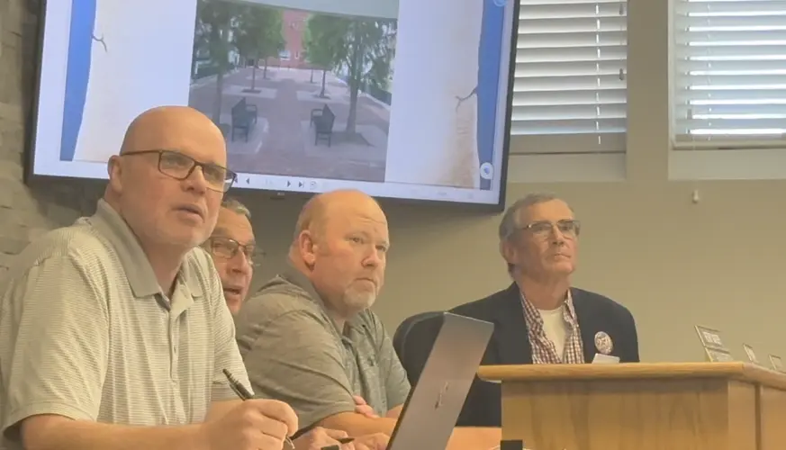 City approves Memorial Way tables