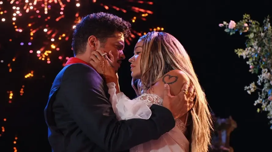 Bruno Mars sorprende a Karol G con una serenata y reaviva los rumores de romance