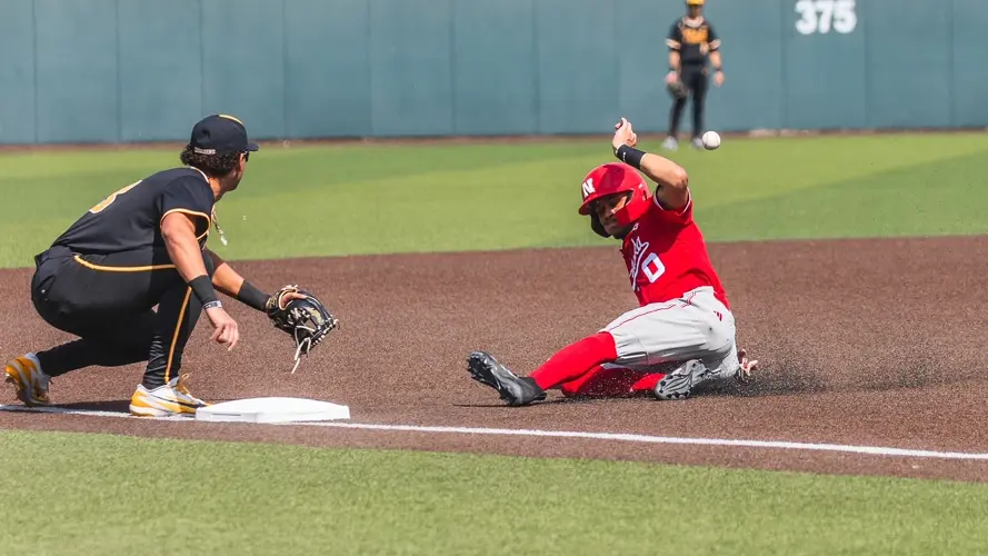 Huskers Roll to Midweek Sweep