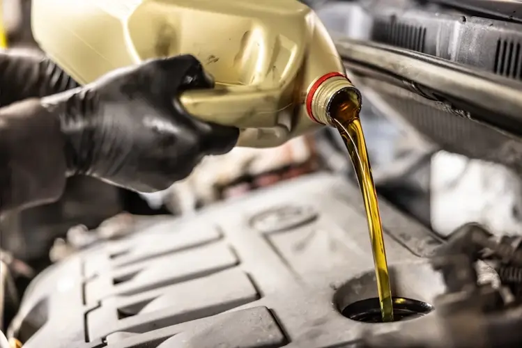 Industria automotriz advierte posible escasez de aceite de motor