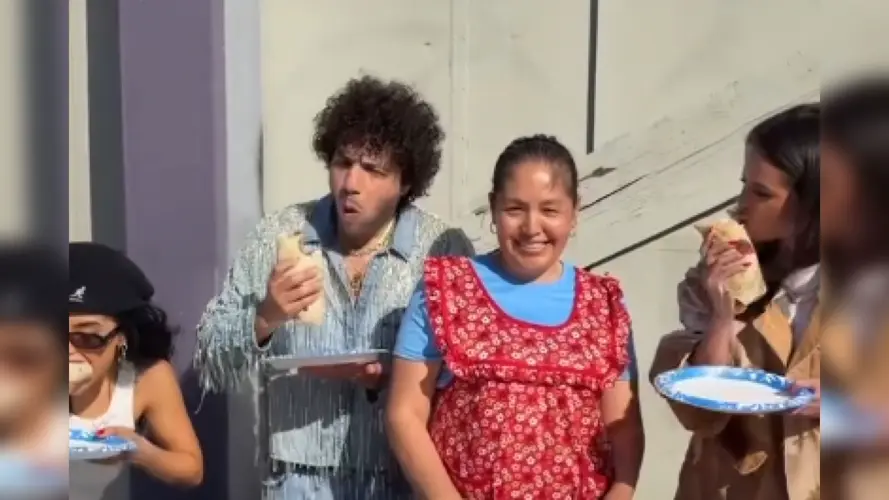 Selena Gomez, Benny Blanco y Becky G prueban un auténtico burrito norteño y enamoran a las redes