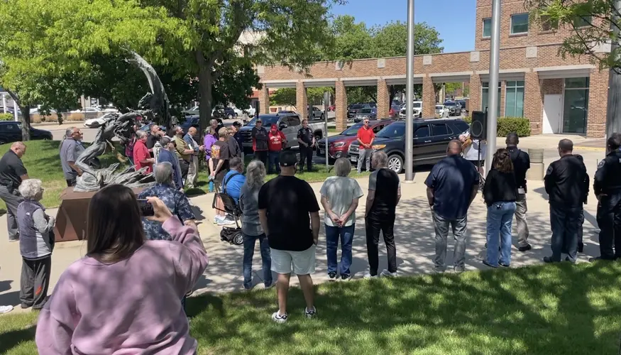 Evento comunitario de oración se lleva a cabo para dar inicio a la «Semana de la Policía»