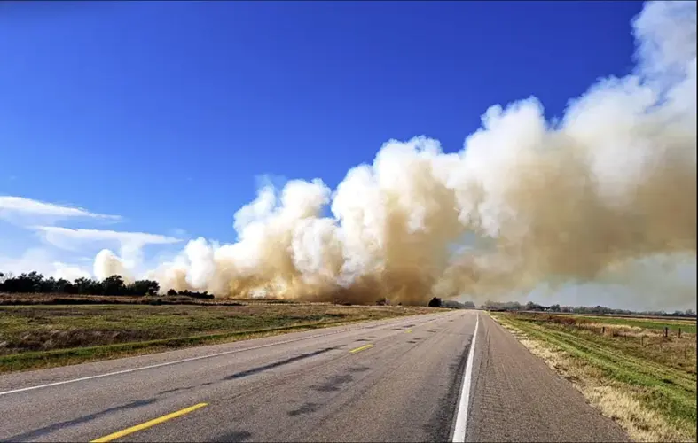 Un incendio cerca de Ainsworth consume 20 acres y afecta la circulación en la autopista 20