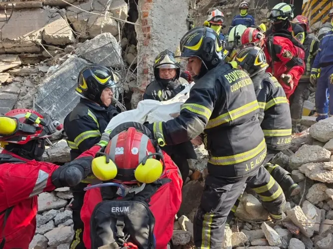 Recuperan cuerpos tras colapso de edificio en Ciudad de México