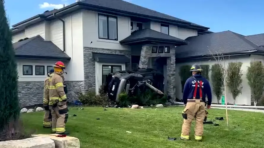 SUV se estrella contra una vivienda en el oeste de Omaha