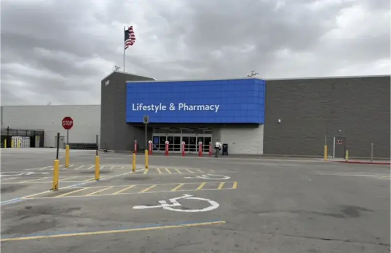 Un incendio en una cámara frigorífica obliga a evacuar y cerrar el Walmart de Norfolk