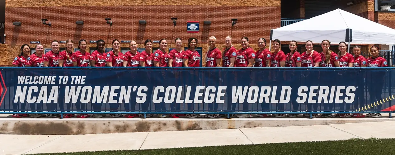 Katie Stewart blasts 3-run home run to send Texas into Final Four at WCWS