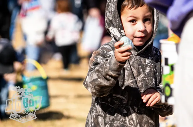 Thousands of eggs, hundreds of kids fill Sidney's Legion Park for annual Plummer Insurance Easter egg hunt