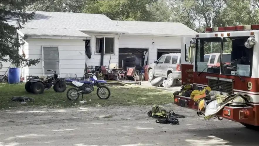 Equipos de emergencia responden a un incendio en una vivienda en Oakdale