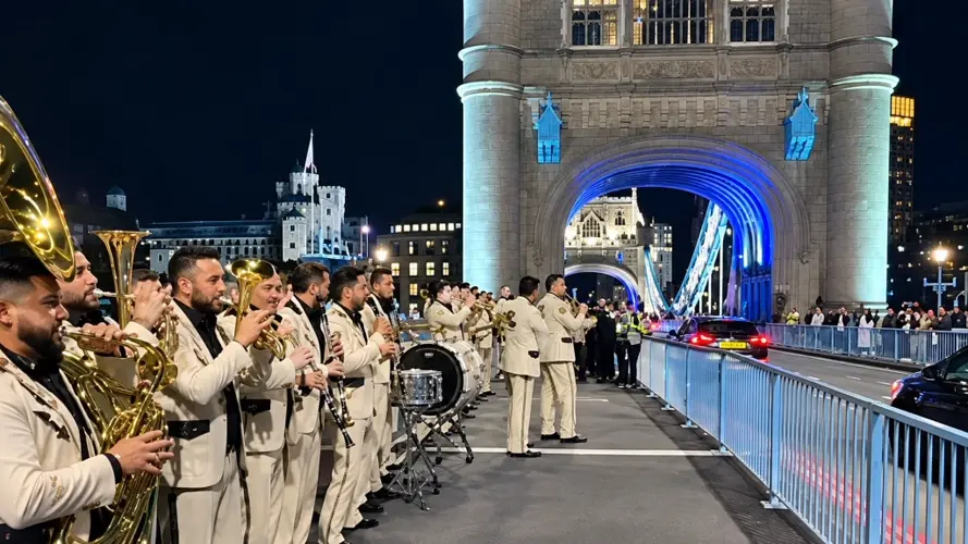 Banda El Recodo es interrumpida mientras tocaba en la calle en Londres