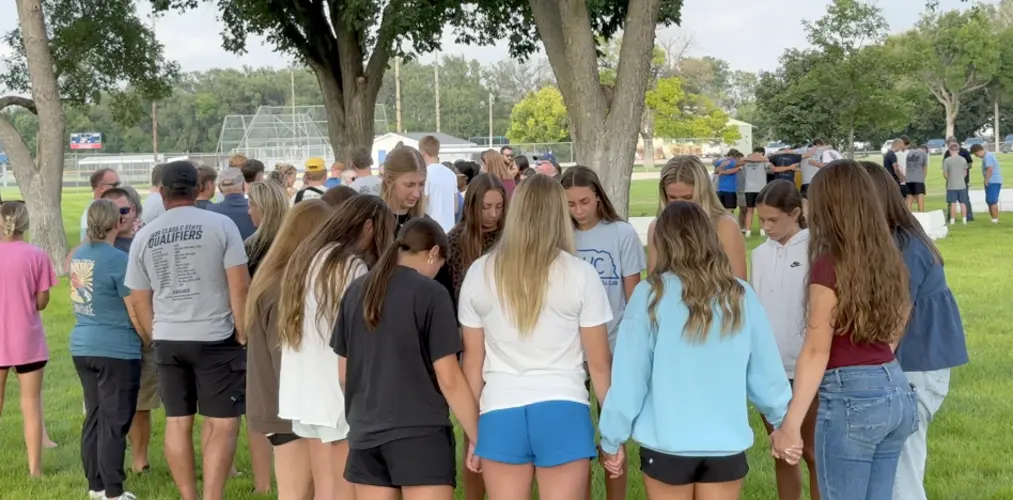 Elm Creek community holds vigil for students injured in crash