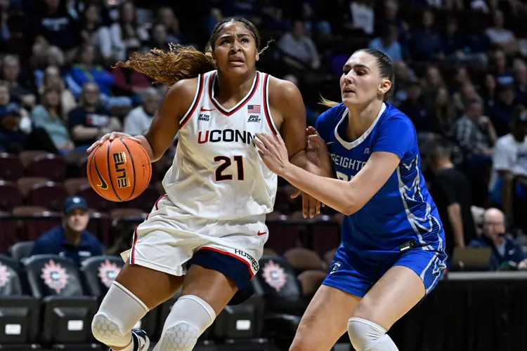 Strong, top-ranked Huskies cruise into Big East title game with convincing win over Creighton
