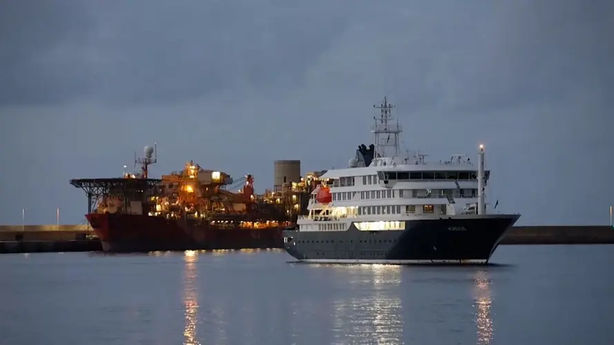 Cinco pasajeros estadounidenses del crucero abandonan el centro de cuarentena de Nebraska.